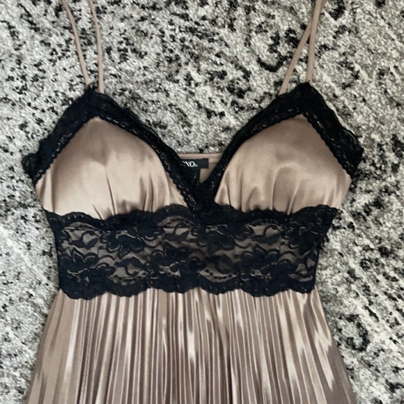 Lace Cocktail Dress - Picture 2 of 3